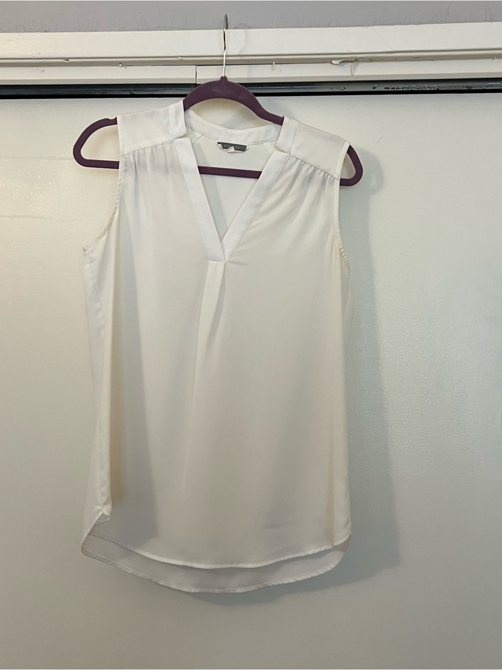 Pleione White V-Neck Sleeveless Camisole
